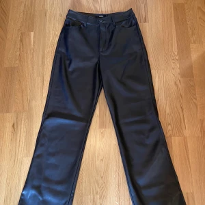 Svarta byxor  - Svarta byxor i skinnimitation. Använt en gång, inga defekter. Snygg passform med hög midja 🖤