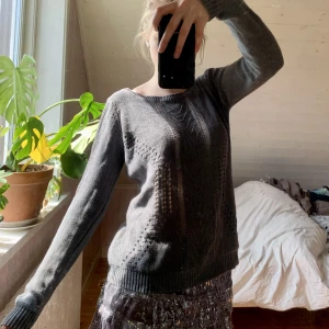 Stickad tröja  - Grå stickad tröja med mönster. Mycket bra skick. Kom gärna med prisförslag och frågor 🤍