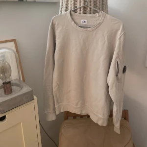 Cp company - Ljus beige cp company crewneck  Storlek S Nyskick, använd fåtal gånger 