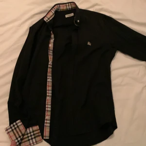 Burberry skjorta  - Riktigt fin Burberry skjorta knappt använd inga fläckar eller andra defekter lite liten för mig därför ja säljer Pris kan diskuteras  Leverans betalas av köpare gäller alla mina annonser