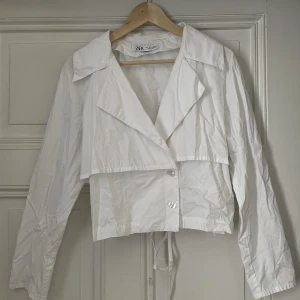 Snygg blus/skjorta - Oversize med justerbart band. Fina detaljer. Aldrig använd.  Stl L men sitter som en S/M.