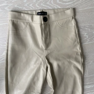Skinnbyxor - Säljer dessa fina skinnbyxorna då de är för små för mig. Från Zara, strl S💕