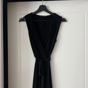 Svart klänning  - Svart klänning med knyte i midjan. Från Mango