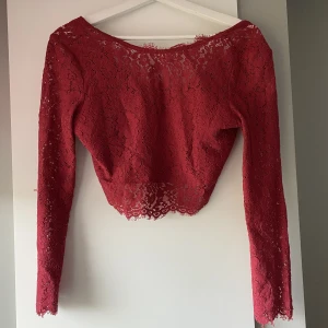 Röd topp  - Färdigt fint skick. 
