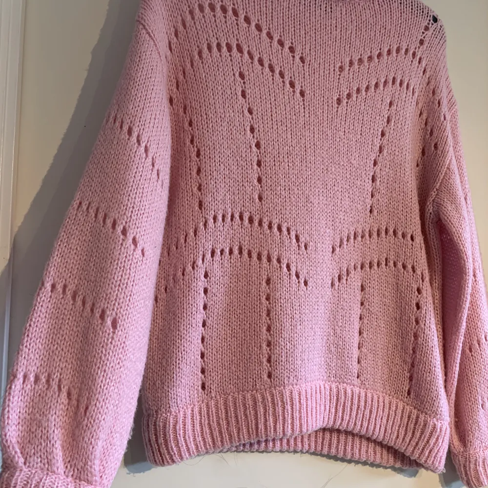 Stickad rosa tröja från ginatricot i storlek S, den är större i storleken så passar även dem med storlek M. Inga defekter! . Stickat.