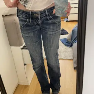 Ett par skit snygga super low waisted jeans från fornarina! Min mammas gamla byxor från flera år tillbaka. Men ser helt nya ut❤️ midjemått tvärs över: 37cm. Passar mig typ i längden som e 161cm! Skulle inte säga att dem e bootcut men absolut inte skinny❤️