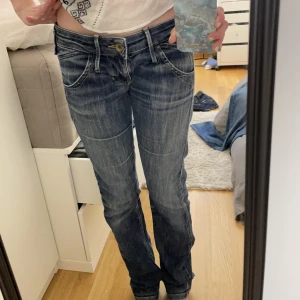Fornarina jeans❤️‍🔥 - Ett par skit snygga super low waisted jeans från fornarina! Min mammas gamla byxor från flera år tillbaka. Men ser helt nya ut❤️ midjemått tvärs över: 37cm. Passar mig typ i längden som e 161cm! Skulle inte säga att dem e bootcut men absolut inte skinny❤️