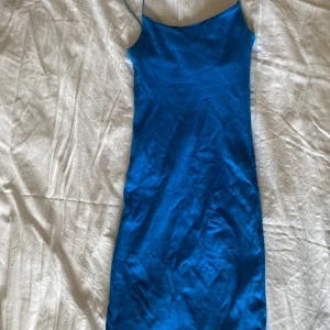Klänning  - Klänning från zara Strolek s 50kr+frakt