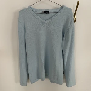 Blå tröja från Harvest - V-ringad tröja från Harvest. Säljer pga för liten. Aldrig använd. Gott skick. 