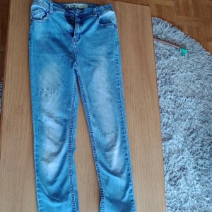Blå jeans  - De är köpta i London och är väl andvända men mjukt tyg. De är något låg midjade. Köparen betalar frakt