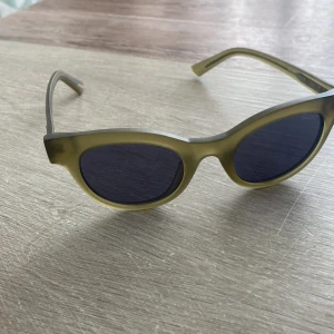 Solglasögon  - Solglasögon märket Quay nästintill oanvända,cateye 