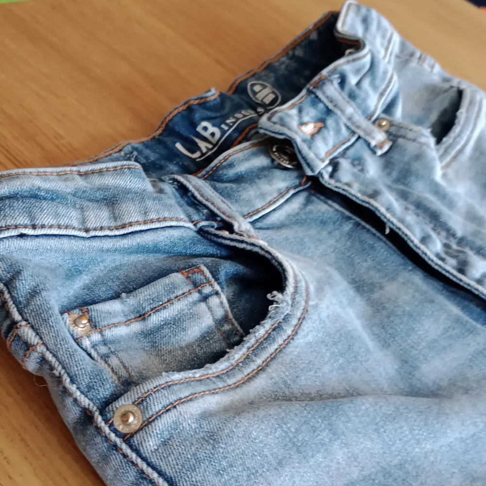 Jeansen har en liten slits på båda benen och är knappt använd ä. Priset går att diskutera. Köparen betalar frakt . Jeans & Byxor.