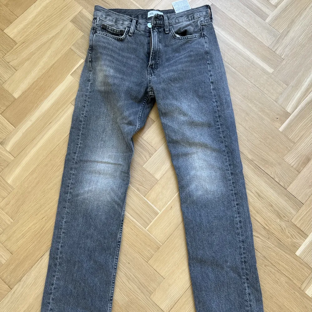 Mid rise straight leg jeans från Zara. I storlek 36. De är i princip nya och har endast använts någon gång. . Jeans & Byxor.