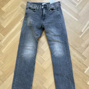 Mid rise straight leg jeans från Zara. I storlek 36. De är i princip nya och har endast använts någon gång. 