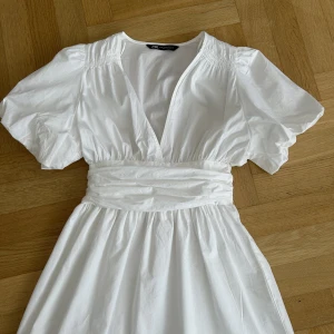 Zara studentklänning - Trendig klänning från zara som formar sig så fint! Helt ny!❤️