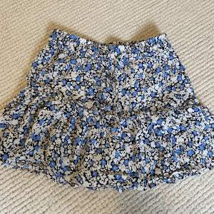 jättesöt blommig kjol från zara💞köpt förra sommaren men knappt använd. köparen står för frakten.