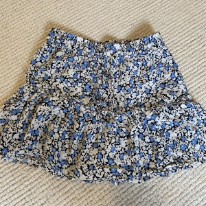 kjol - jättesöt blommig kjol från zara💞köpt förra sommaren men knappt använd. köparen står för frakten.