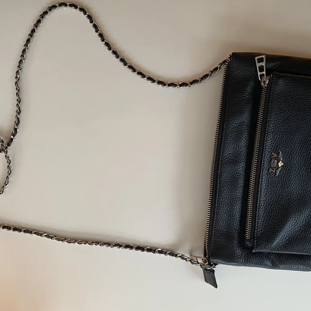 Liten Zadig Voltaire väska i svart läder och fint skick. Har även en dustbag till den🥰 Nypris: 2000 Säljer då jag har en annan . Väskor.
