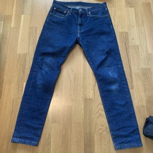 Levi’s jeans Moddel 512 (storlek 31-34) - Mörk blå Levi’s jeans moddel 512 storlek 31-34. Bra skick.