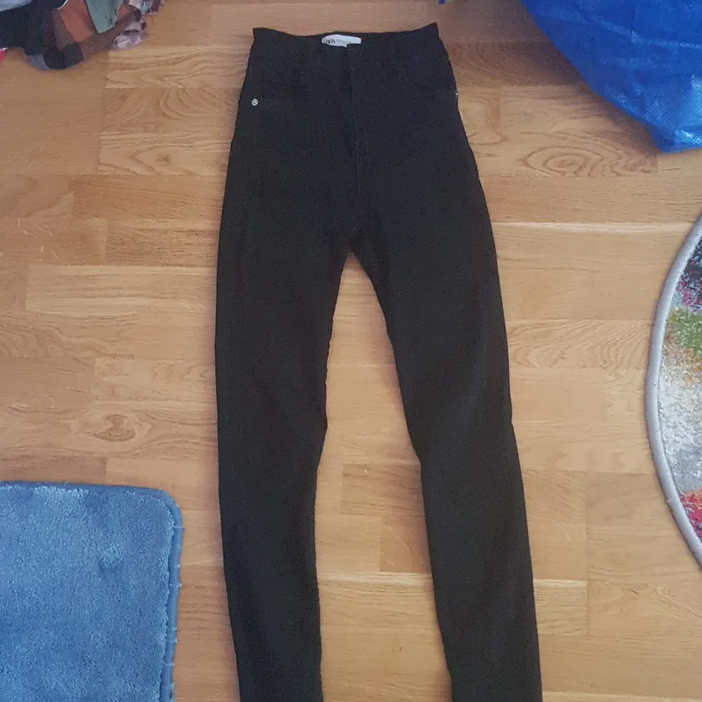 Black skinny jeans, high waisted, from ZARA . Jeans & Byxor.