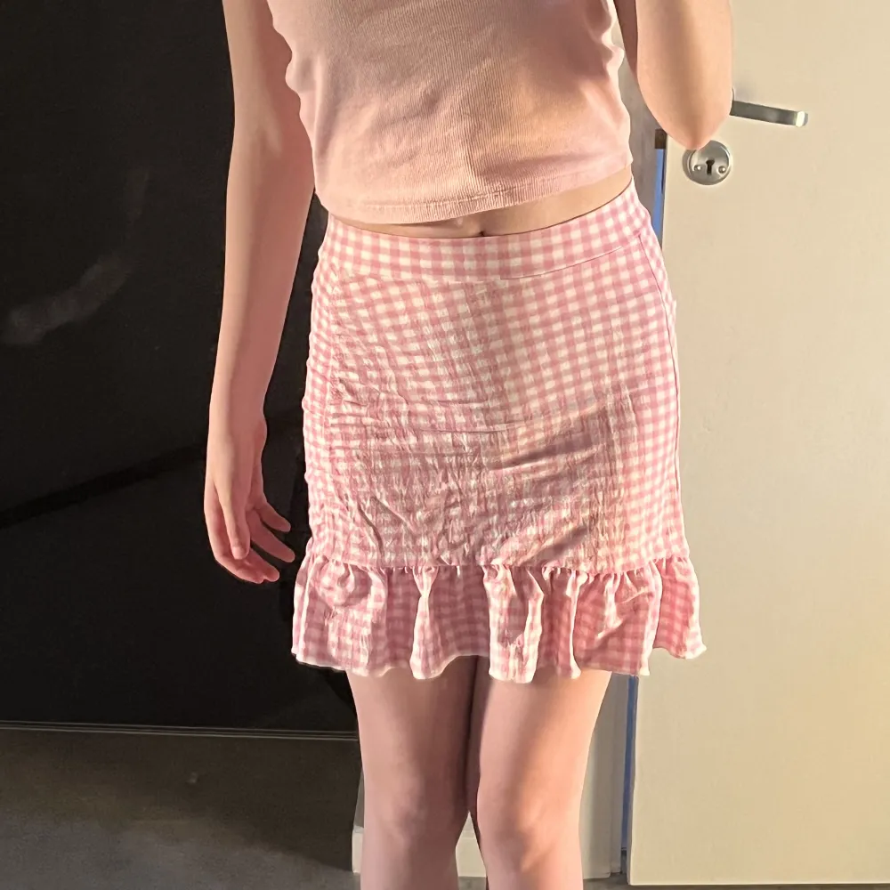 fin rosa kjol ifrån gina, använd väl men inga synliga defekter och går absolut att använda mycket mer! vet inte hur mycket jag köpte för, men säljer för 100. säljes pga för små för mig, tror att de är mer som XXS . Kjolar.