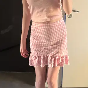 fin rosa kjol ifrån gina, använd väl men inga synliga defekter och går absolut att använda mycket mer! vet inte hur mycket jag köpte för, men säljer för 100. säljes pga för små för mig, tror att de är mer som XXS 