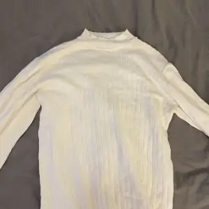 Vanlig vit basic tröja jätte skön aldrig använd 