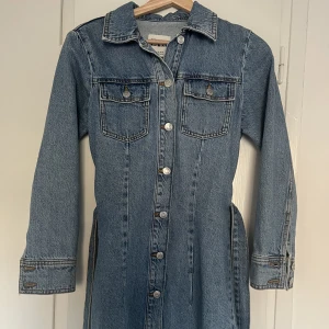 Denim klänning  - Så snygg denim klänning, säljer pga för liten. Använd typ 2 gånger så är i nyskick💙 köpare står för frakt 