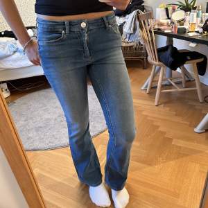 Fick dessa jeans i julklapp men tyvärr var de för korta och lite små. De är aldrig använda och helt i nyskick! Hör av er om ni har frågor💘
