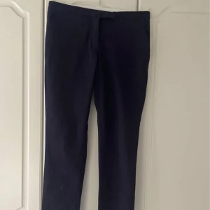 Mörkblå kostymbyxor  - Mörkblå kostymbyxor från H&M. Storlek 38