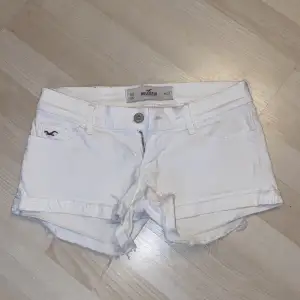 Ett par vita shorts från hollister