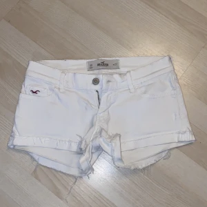 Vita shorts - Ett par vita shorts från hollister