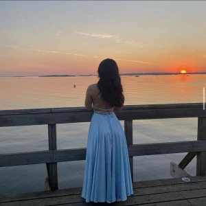 Ljusblå balklänning från dressroom - Säljer min fina balklänning som är köpt hos dressroom Linné för ca 4500kr! Endast använd under 1 bal och är alltså i nyskick, inga defekter. Den har även som en ”inbyggd BH” som håller brösten på plats! Går även att justera med banden där bak