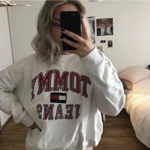 Oversized collagetröja från tommy jeans - Superfin och trendig oversized tröja ifrån tommy jeans! Köpt här på plick men då den inte kommer till användning har jav valt att sälja vidare! (obs, lånad första bild)