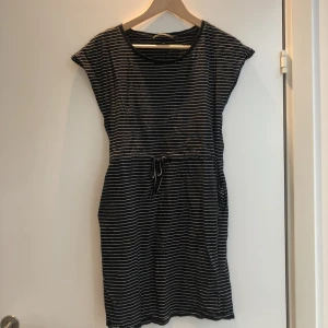 Klänning - Randig klänning som inte kommer till användning, skön och enkel. 