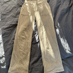 Jucie  - Dom är i rätt bra skick använda oså men fortfarande jätte fina. Skriv vad ni hade kunnat betala för de!🫶🏼🫶🏼