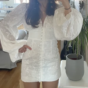 Adoore klänning - Säljer denna klänningen från adoore i stl:36 då jag köpte två storlekar. Klänningen e helt slutsåld på adoores hemsida och är endast testad med lappar kvar. Super fin och passar perfekt till studenten. Skriv vid intresse❤️ 