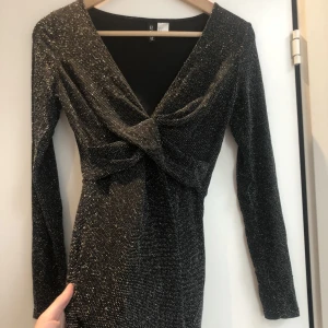 Glittrig Klänning - Kommer inte till användning, svart med glitter/stenar. Festlig, storlek 36