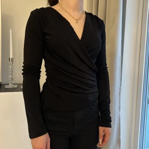 Svart blus  - Säljer min svarta blus från Nelly. Strl XS. Använd 1 gång.