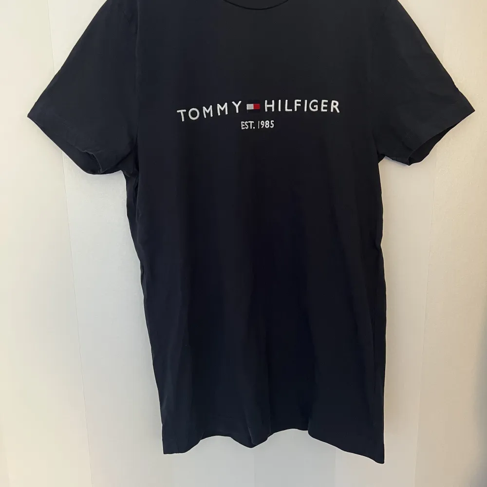 T-shirt från Tommy Hilfiger.  Använd 1 gång, storlek S.  Marinblå. . T-shirts.