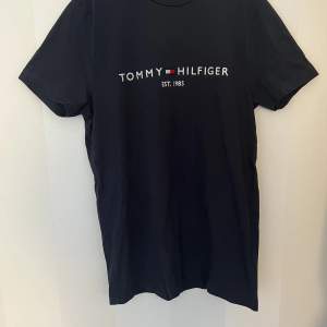 T-shirt från Tommy Hilfiger.  Använd 1 gång, storlek S.  Marinblå. 