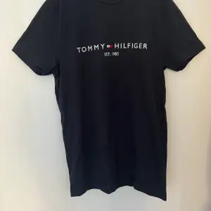 T-shirt från Tommy Hilfiger.  Använd 1 gång, storlek S.  Marinblå. 