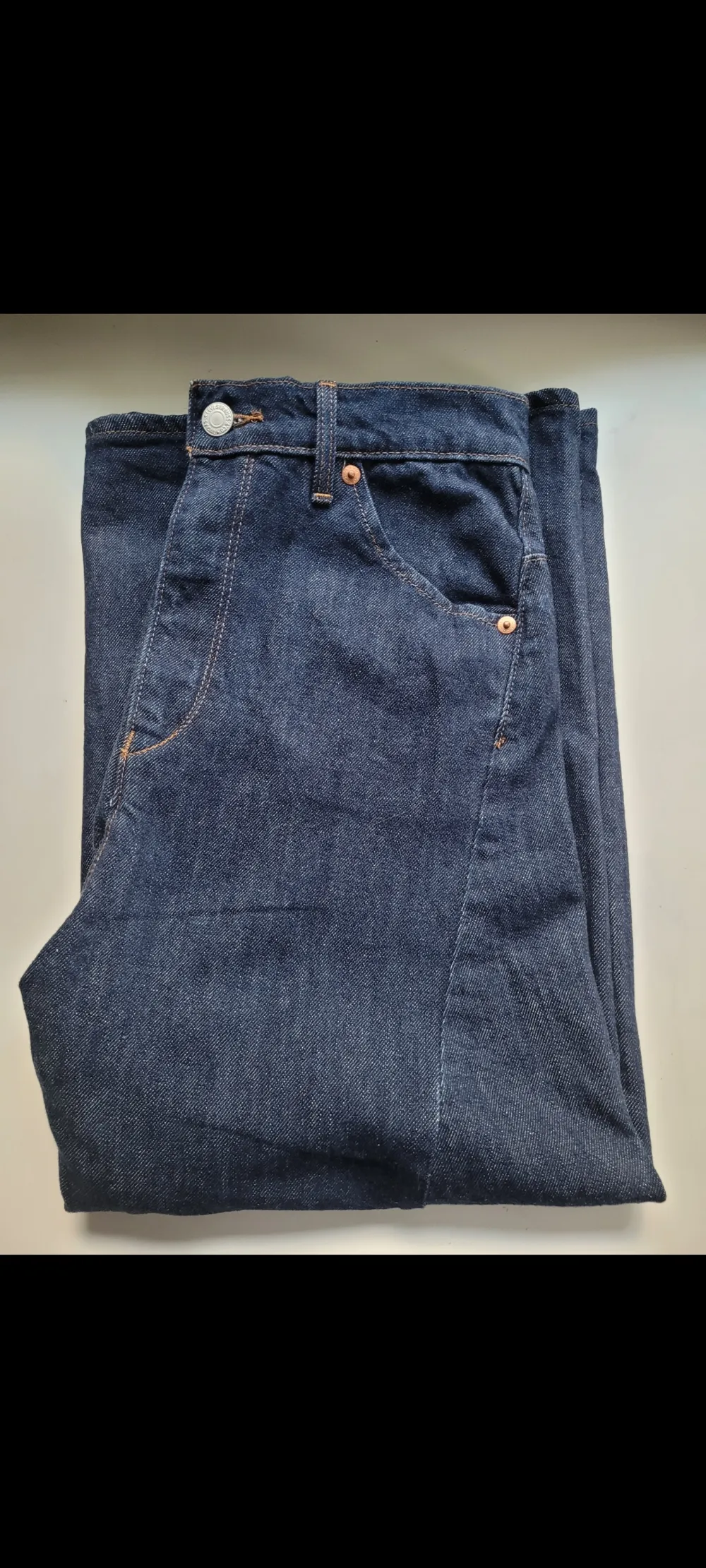 Unika Levi's jeans i mörkblått. De är väldigt vida i benen som ger personen som bär dem en cool look. Innebenslängden är 51 cm. De är i bra skick, har används fåtal gånger💞. Jeans & Byxor.