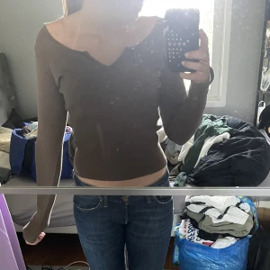 Brun tröja - Brun tröja med perfekt passform. Färgen framgår inte riktigt men kan försöka ta bättre bilder om det önskas. Väldigt skön och endast använd fåtal gånger.