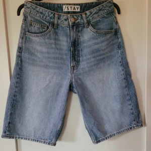 Shorts  - Fina shorts i ljusblått. De är längre i benen. Är i nyskick, har använts fåtal gånger:)