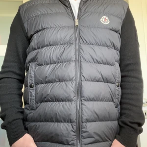 Moncler cardigan - Sjukt snygg moncler cardigan från 2022. Har kvittot kvar o tagsen också. Sjukt fint skick och knappt använd. Avgör även skicket själv. Mitt pris: 4399 sek