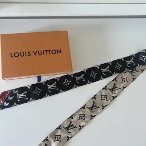 Säljer detta sidenband ifrån Louis Vuitton, beställdes från deras hemsida och har används måttligt, nypris 2250kr. Spårbar frakt tillkommer.🫶🏼