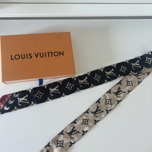 Louis Vuitton band - Säljer detta sidenband ifrån Louis Vuitton, beställdes från deras hemsida och har används måttligt, nypris 2250kr. Spårbar frakt tillkommer.🫶🏼