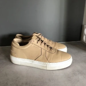 Axel Arigato Sneakers - Sparsamt använda och knappt använda. Storlek 39, Caramel/ljus beige läder färg. Finns inte längre på hemsidan men nypris idag ligger runt 2000-2600kr 