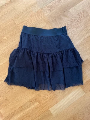 Volang Kjol - En söt liten svart volang kjol köpt för länge sedan från ONLY. Använd med fortfarande i bra skick, inte min stil längre. Bild på visas vid intresse 😊 I priset ingår inte frakt.